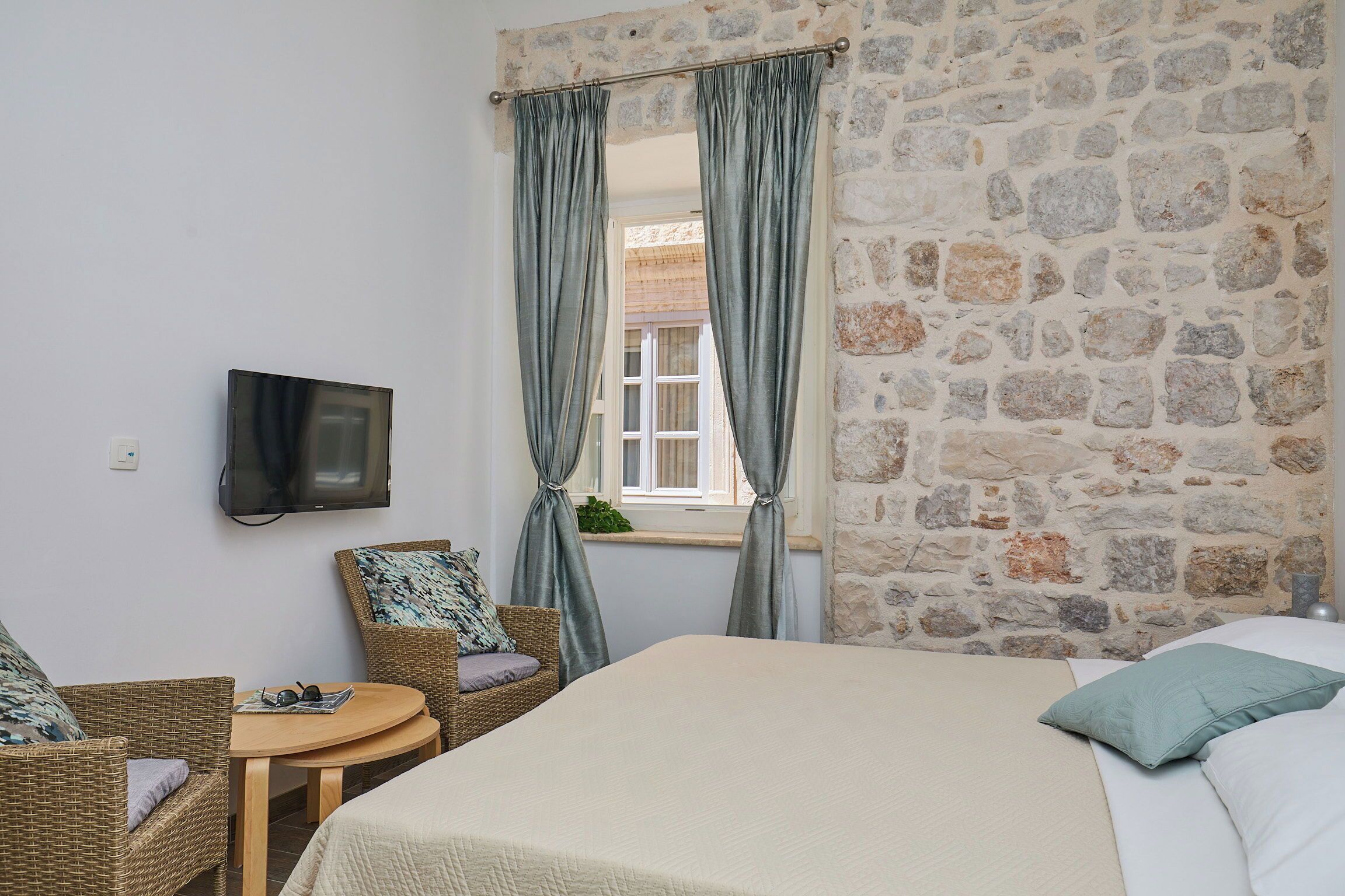 Iron/ironing board, WiFi, bed sheets