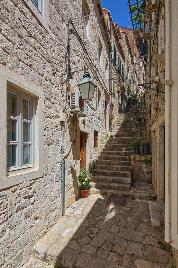 Unclassified image, 1 of 19, button