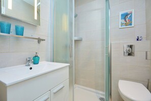Shower, hair dryer, towels - Room Eddie - One Bedroom Apartment, Sleeps 2 (Dubrovnik)