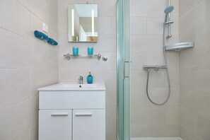 Shower, hair dryer, towels