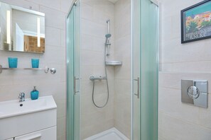 Dusche, Haartrockner, Handtücher