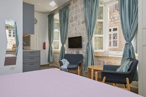 Tabla de planchar con plancha, wifi gratis y ropa de cama 