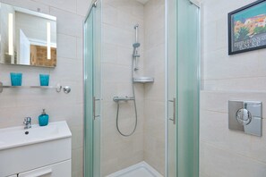 Regadera, secadora de cabello, toallas 