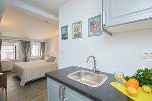 Een strijkplank/strijkijzer, beddengoed