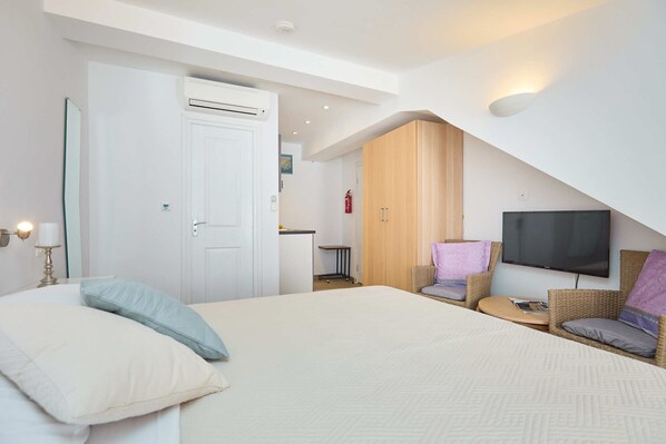 Iron/ironing board, free WiFi, bed sheets