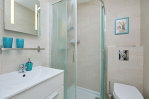 Een douche, een haardroger, handdoeken