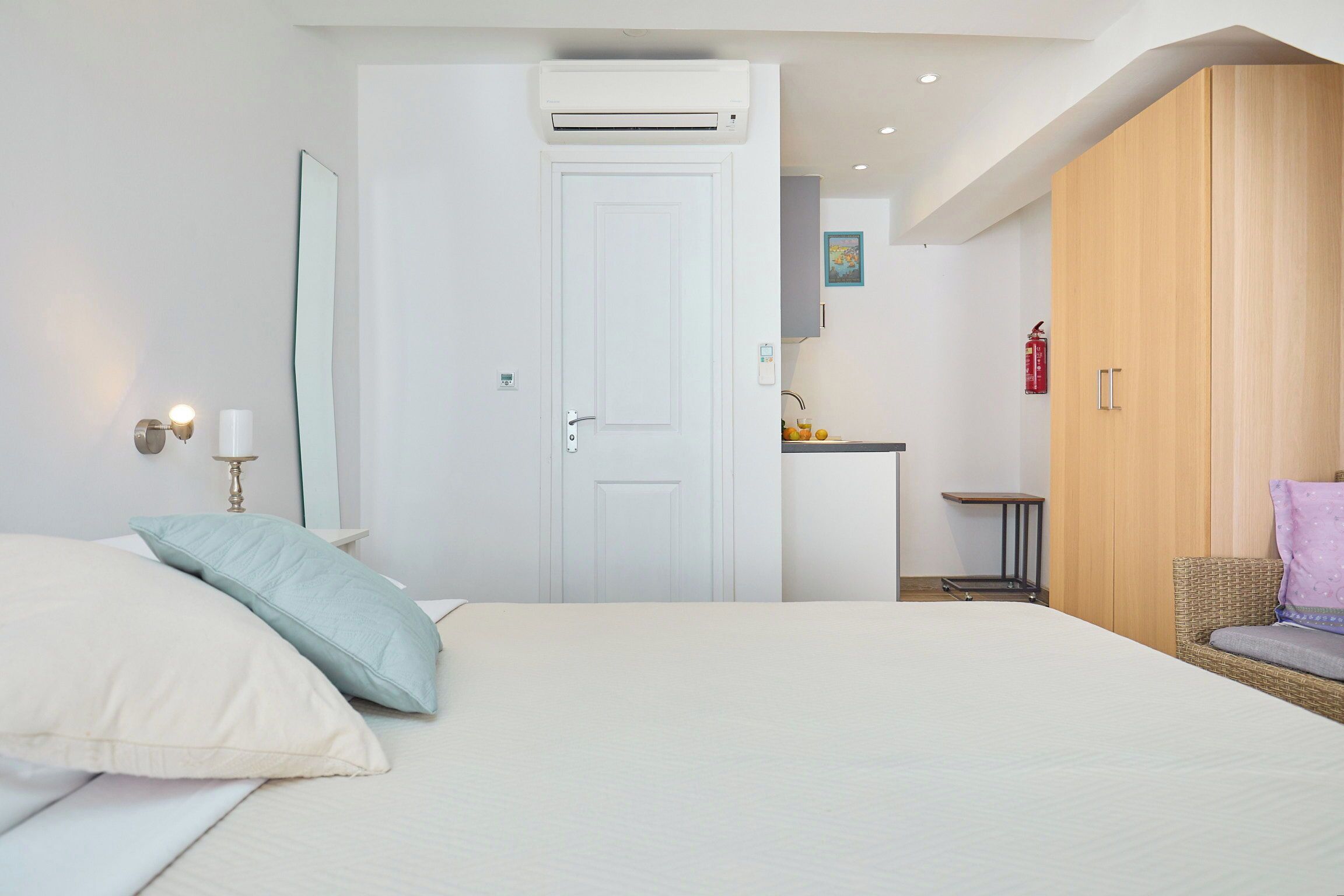 Tabla de planchar con plancha y ropa de cama 
