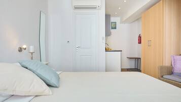 Tabla de planchar con plancha y ropa de cama