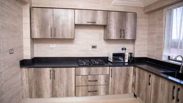 Apartemen | Dapur pribadi | Lemari es, microwave, oven, dan ketel listrik