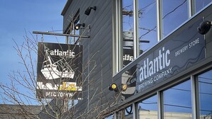 Un edificio con un letrero que dice "Atlantic Brewing Company" y otro que dice "Atlantic".