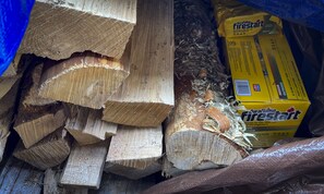 Une pile de bois de chauffage et une boîte d’allume-feu Duraflame.