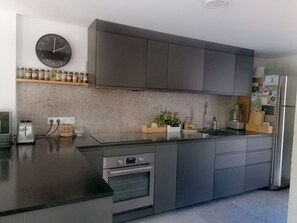 Geschirrspüler, Wasserkocher mit Kaffee-/Teezubehör, Toaster, Mixer