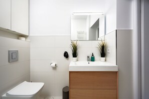 Comfort Condo | Bathroom