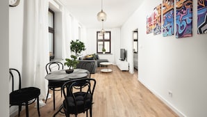 Condo tiện nghi đơn giản | 1 phòng ngủ, màn/rèm cản sáng, bàn ủi/dụng cụ ủi quần áo 