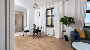 Condo tiện nghi đơn giản | Nội thất