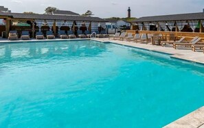 Alberca al aire libre y alberca climatizada