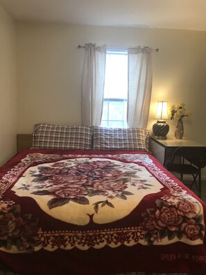 3 bedrooms - It’s 2 level and  3 bedroom townhome with kitchen and living room. (Woodbridge)