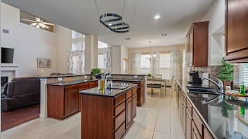 冷蔵庫、電子レンジ、オーブン、コンロ