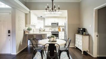 Jääkaappi, mikroaaltouuni, uuni, liesi