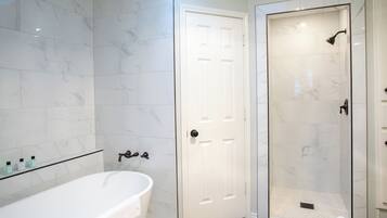 Baignoire, sèche-cheveux, serviettes fournies, savon