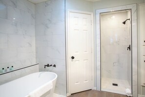 Badewanne, Haartrockner, Handtücher, Seife