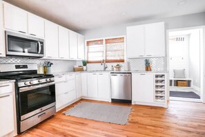 Kjøleskap, mikrobølgeovn, ovn og kokeplater