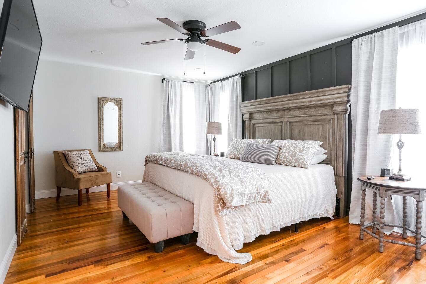 3 chambres, bureau, fer et planche à repasser, lit parapluie