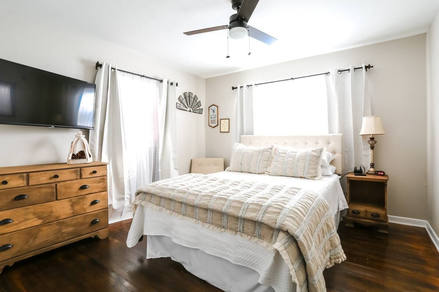 4 chambres, bureau, fer et planche à repasser, lit parapluie