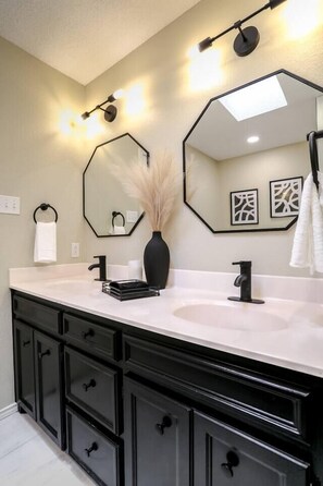 Combined shower/tub, hair dryer, towels