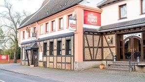 A traditional building with a sign for 'Hotel Kronen Kurve'. - Hotel Kronenkurve (Bergkamen)