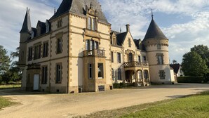 Unclassified image, 4 of 34, button - Chateau Tout Y Fault (Loriges)