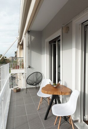 Outdoor dining - Acropolis Panoramic View Deluxe Apartment | 3 Falirou str  11742 Athens, Acropolis View Deluxe Penth (Athens)