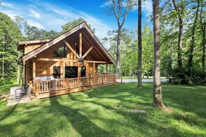 Exterior - Private Cabin with Hot Tub, Massage Chair, Pool/AirHockey, TT & Arcade Games (logan)