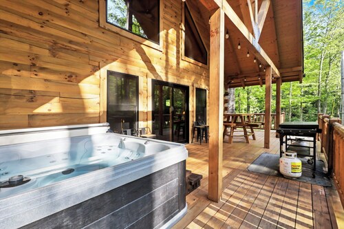 Private Cabin with Hot Tub, Massage Chair, Pool, TT & Arcade Games