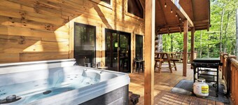 Private Cabin with Hot Tub, Massage Chair, Pool, TT & Arcade Games