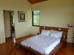 5 bedrooms, in-room safe, free WiFi, bed sheets - Top ubication, a 30 min de playas hermosas y aventuras. (Parrita)