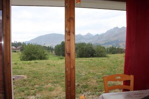 Outdoor dining - Ground floor, view mountain, tv, 27m², La Joue du Loup (Le Dévoluy)