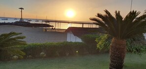 En la playa y toallas de playa 