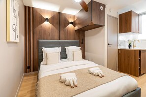 Tabla de planchar con plancha, cuna de viaje, wifi y ropa de cama