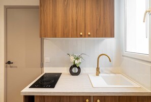 Refrigerador, microondas, placa de cocina, cafetera/tetera