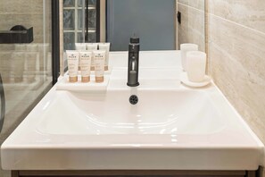 Shower, hair dryer, towels