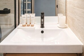Shower, hair dryer, towels - Comfy & luminous studio near Nation (Paris)