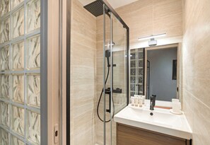 Shower, hair dryer, towels