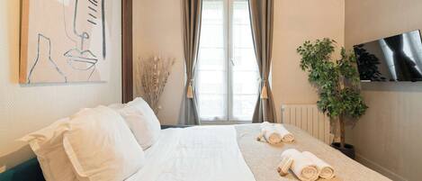 1 dormitorio, tabla de planchar con plancha, ropa de cama