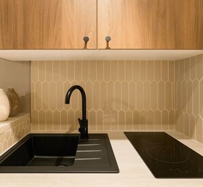 Réfrigérateur, four à micro-ondes, surface de cuisson, cafetière-théière