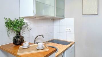 Fridge, microwave, stovetop, coffee/tea maker