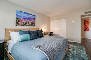 Une chambre à coucher avec un lit, un bureau et une chaise.