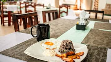 Café da manhã feito na hora grátis todos os dias
