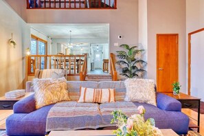 TV, fireplace, video games, books - Antler Ridge: 3BDR w/ Hot Tub & Game Room (Penn Forest Township)