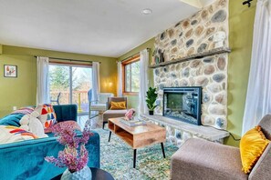 Télévision, cheminée, jeux vidéo, espaces bureaux